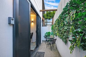 Exterior detail - Kelvin Grove Corner Near QUT Campus Dining and CBD (Red Hill)
