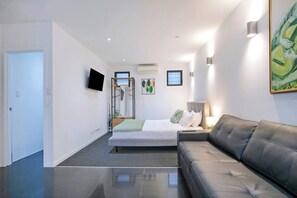 Interior - Kelvin Grove Corner Near QUT Campus Dining and CBD (Red Hill)