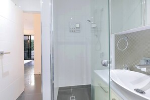 Hair dryer, towels - Kelvin Grove Corner Near QUT Campus Dining and CBD (Red Hill)