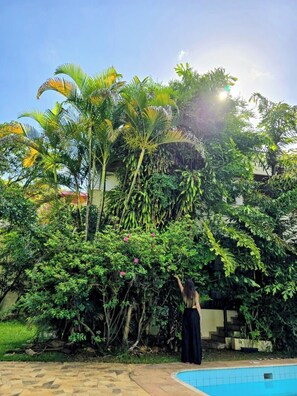 สระว่ายน้ำกลางแจ้ง, เก้าอี้อาบแดดริมสระ