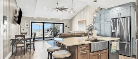 บ้านพัก, หลายเตียง, ลานระเบียง, วิวชายหาด (NSB Sea Dunes A1- Dream Catcher) | ครัวส่วนตัว