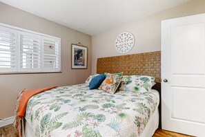 2 bedrooms, individually decorated, individually furnished, bed sheets - NSB Sea Coast 401 (New Smyrna Beach)