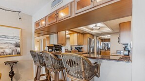 Condo, nhiều giường, bồn tắm nước nóng, quang cảnh biển (Daytona Peaceful Paradise 1804) | Bếp riêng