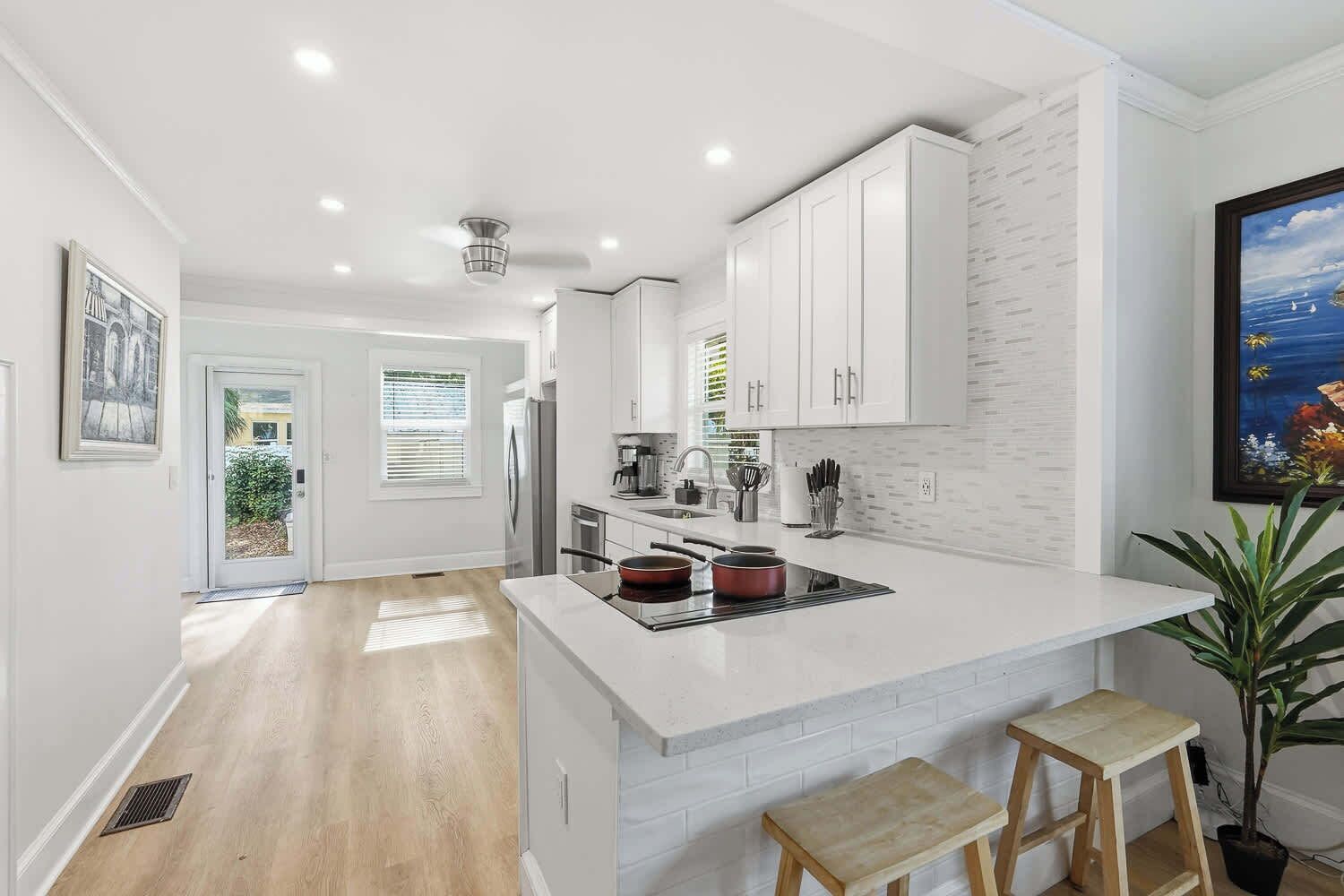 Een koelkast, een microgolfoven, een oven, een vaatwasser