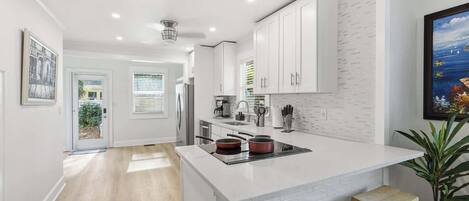 Een koelkast, een microgolfoven, een oven, een vaatwasser