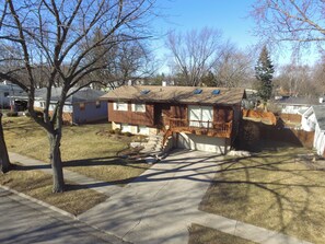 Exterior - Quiet 3BR Home Near Hospital, Finished Basement, Fast WiFi (Elgin)