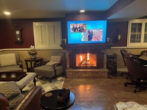 Interior - Quiet 3BR Home Near Hospital, Finished Basement, Fast WiFi (Elgin)