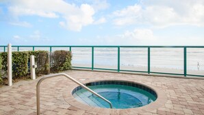 A hot tub with a view of the beach. - Daytona Grande Towers - Ocean Paradise 702 (Daytona Beach Shores)