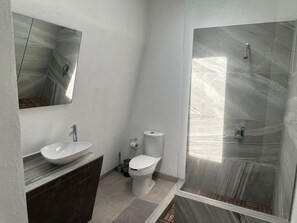 Deluxe-sviitti | Kylpyhuone | Suihku, ilmaiset hygieniatuotteet, pyyhkeet, saippua