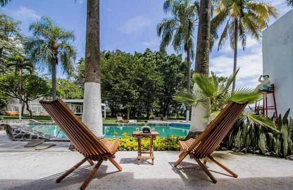 Una piscina al aire libre