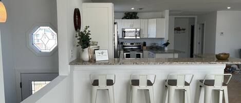 Micro-ondes, four, plaque de cuisson, lave-vaisselle