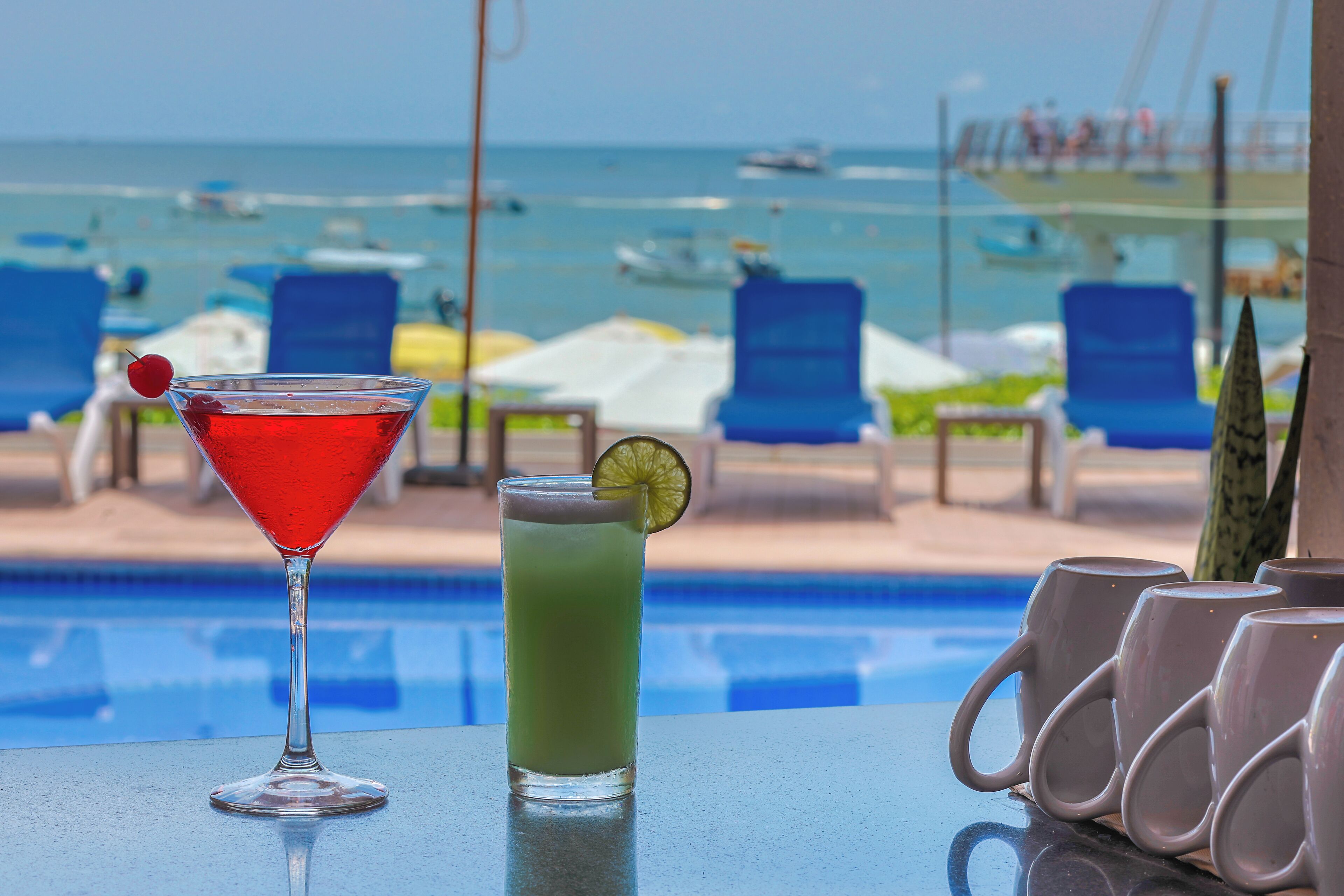 สระว่ายน้ำกลางแจ้ง