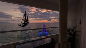 Suite Deluxe, balcón, vista al mar | Interior