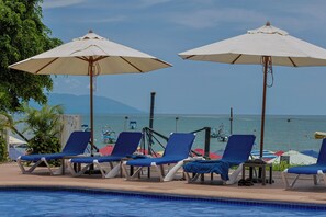 สระว่ายน้ำกลางแจ้ง