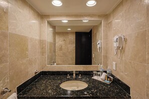 Deluxe suite, balkon, uitzicht op zee | Badkamer