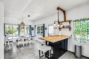 Chaumière, Plusieurs lits, patio, vue sur l’océan (Edgewater- River Cottage) | 3 chambres, décor unique, ameublement unique, literie fournie