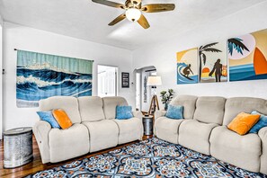 Småhus, flere senger, terrasse, havutsikt (Edgewater- River Cottage) | Oppholdsområde