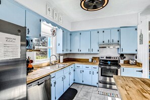 Småhus, flere senger, terrasse, havutsikt (Edgewater- River Cottage) | Eget kjøkken