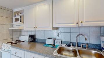 Studio, Beberapa Tempat Tidur, balkon, pemandangan samudra (Mariners Cove 302) | Dapur pribadi