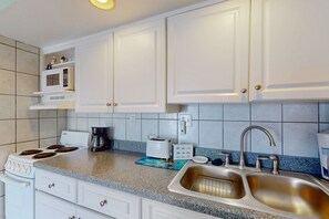 Studio - flera sängar - balkong - havsutsikt (Mariners Cove 302) | Eget kök