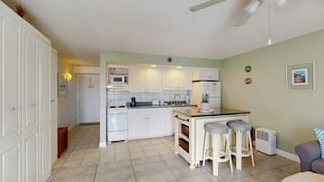 Studio, Multiple Beds, Balcony, Ocean View (Mariners Cove 302) | Private kitchen