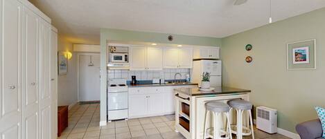 Studio, Plusieurs lits, balcon, vue sur lâocĂ©an (Mariners Cove 302) | Cuisine privĂ©e