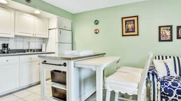 Studio, Multiple Beds, Balcony, Ocean View (Mariners Cove 302) | Interior