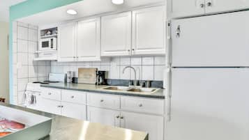 Estúdio, várias camas, sacada, vista para o oceano (Mariners Cove 302) | Cozinha privada