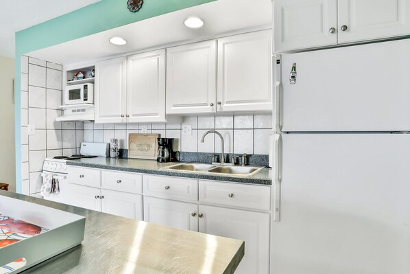 Studio, Multiple Beds, Balcony, Ocean View (Mariners Cove 302) | Private kitchen - Mariners Cove 302 (New Smyrna Beach)