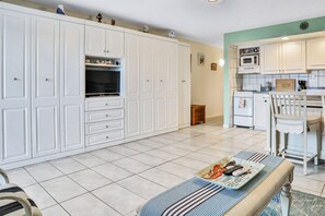 Studio, Mehrere Betten, Balkon, Meerblick (Mariners Cove 302) | Innenbereich