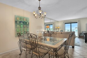 2 bedrooms, individually decorated, individually furnished, bed sheets - NSB Hacienda Del Sol #407 - Seaside Hideaway (New Smyrna Beach)