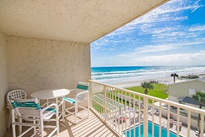 Outdoor dining - NSB Hacienda Del Sol #407 - Seaside Hideaway (New Smyrna Beach)