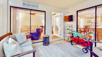 Nhà, nhiều giường, sân hiên, quang cảnh vườn (NSB Sunset Haven D110) | Khu phòng khách