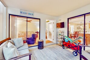 Nhà, nhiều giường, sân hiên, quang cảnh vườn (NSB Sunset Haven D110) | Khu phòng khách