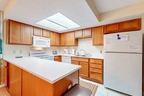 Nhà, nhiều giường, sân hiên, quang cảnh vườn (NSB Sunset Haven D110) | Bếp riêng