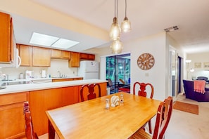 บ้านพัก, หลายเตียง, ลานระเบียง, วิวสวน (NSB Sunset Haven D110) | 2 ห้องนอน, ห้องพักตกแต่งอย่างมีเอกลักษณ์, ตกแต่งพิเศษโดยเฉพาะ