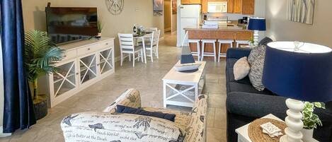 Condo, 1 cama Queen e sofá-cama, banheira de imersão (Daytona Sunglow Resort 404-Peer) | Área de estar