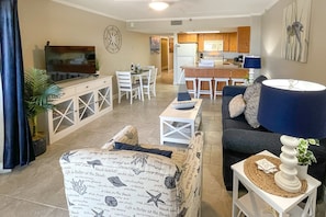Apartment, 1 Queen-Bett und Schlafsofa, Whirlpool, Meerblick (Daytona Sunglow Resort 404-Peer) | Wohnbereich