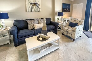 Condo, 1 grand lit et 1 canapé-lit, baignoire à remous (Daytona Sunglow Resort 404-Peer) | Aire de séjour