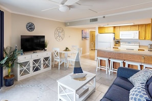 คอนโด, เตียงควีนไซส์ 1 เตียง และโซฟาเบด, อ่างน้ำร้อน, วิวทะเล (Daytona Sunglow Resort 404-Peer) | บริเวณนั่งเล่น