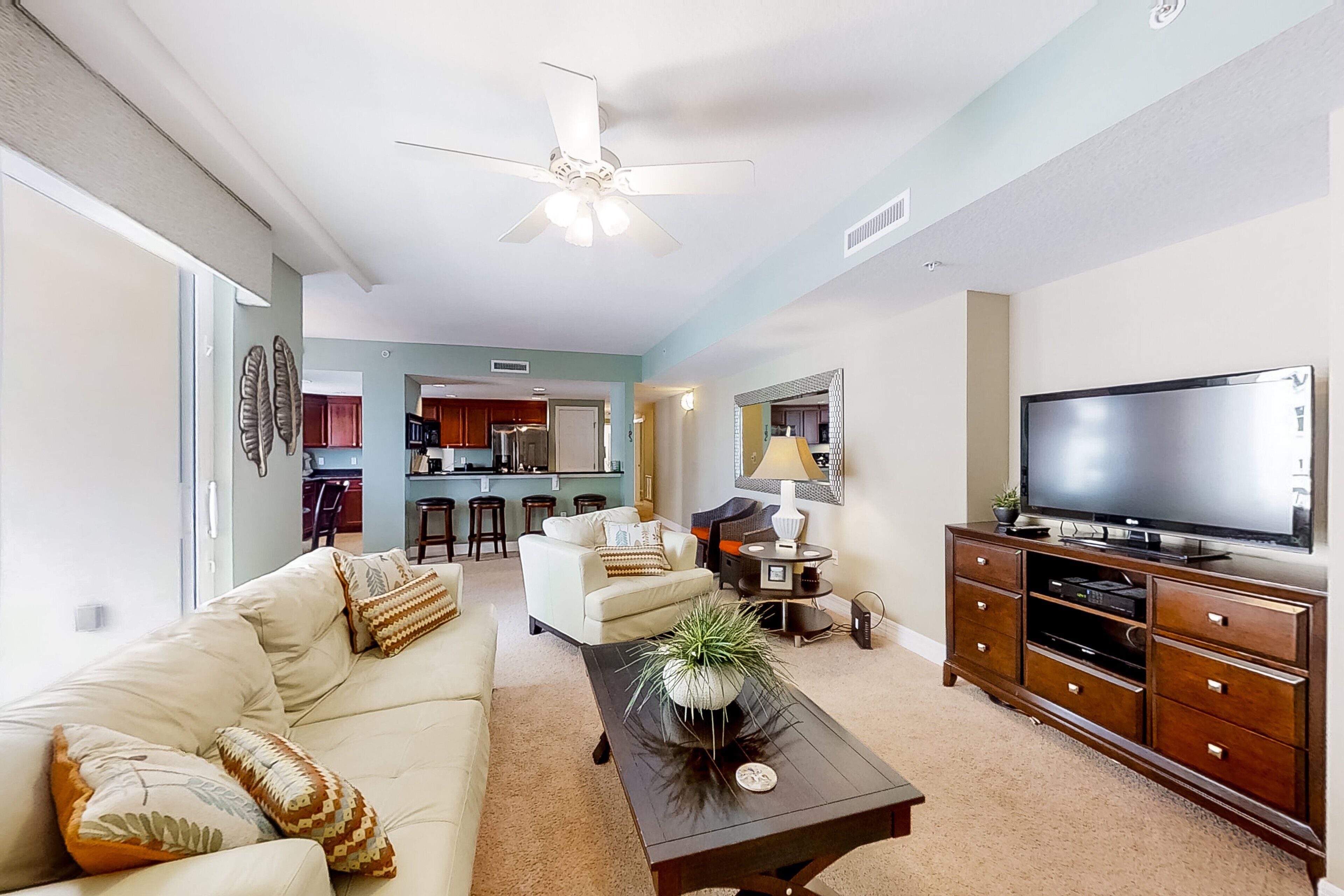 Apartamento, varias camas, balcón, vistas al mar (Daytona The Golden Leaf Opus Condos ) | Zona de estar
