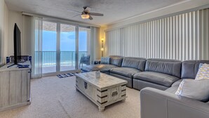 Condo, nhiều giường, ban công, quang cảnh biển (Daytona DiMucci Twin Towers 404-Ocean) | Khu phòng khách