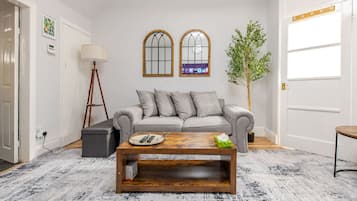 Fernseher, Kamin, Bücher