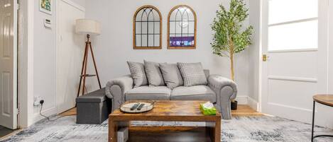 TV, caminetto, libri