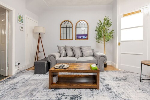 Cosy lounge with fireplace, self check-in and quick M65 access