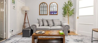 Cosy lounge with fireplace, self check-in and quick M65 access