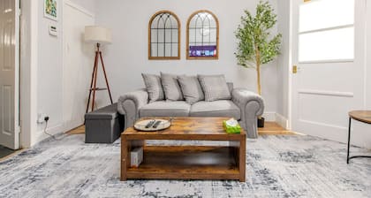 Cosy lounge with fireplace, self check-in and quick M65 access