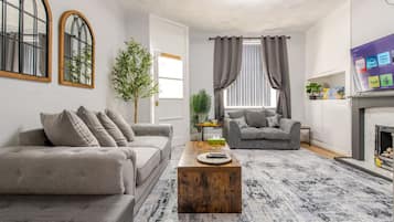 Fernseher, Kamin, Bücher