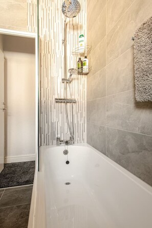 Hair dryer, towels - Cosy lounge with fireplace, self check-in and quick M65 access (Brierfield)