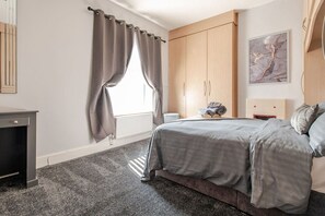 Desk, iron/ironing board, WiFi, bed sheets - Cosy lounge with fireplace, self check-in and quick M65 access (Brierfield)